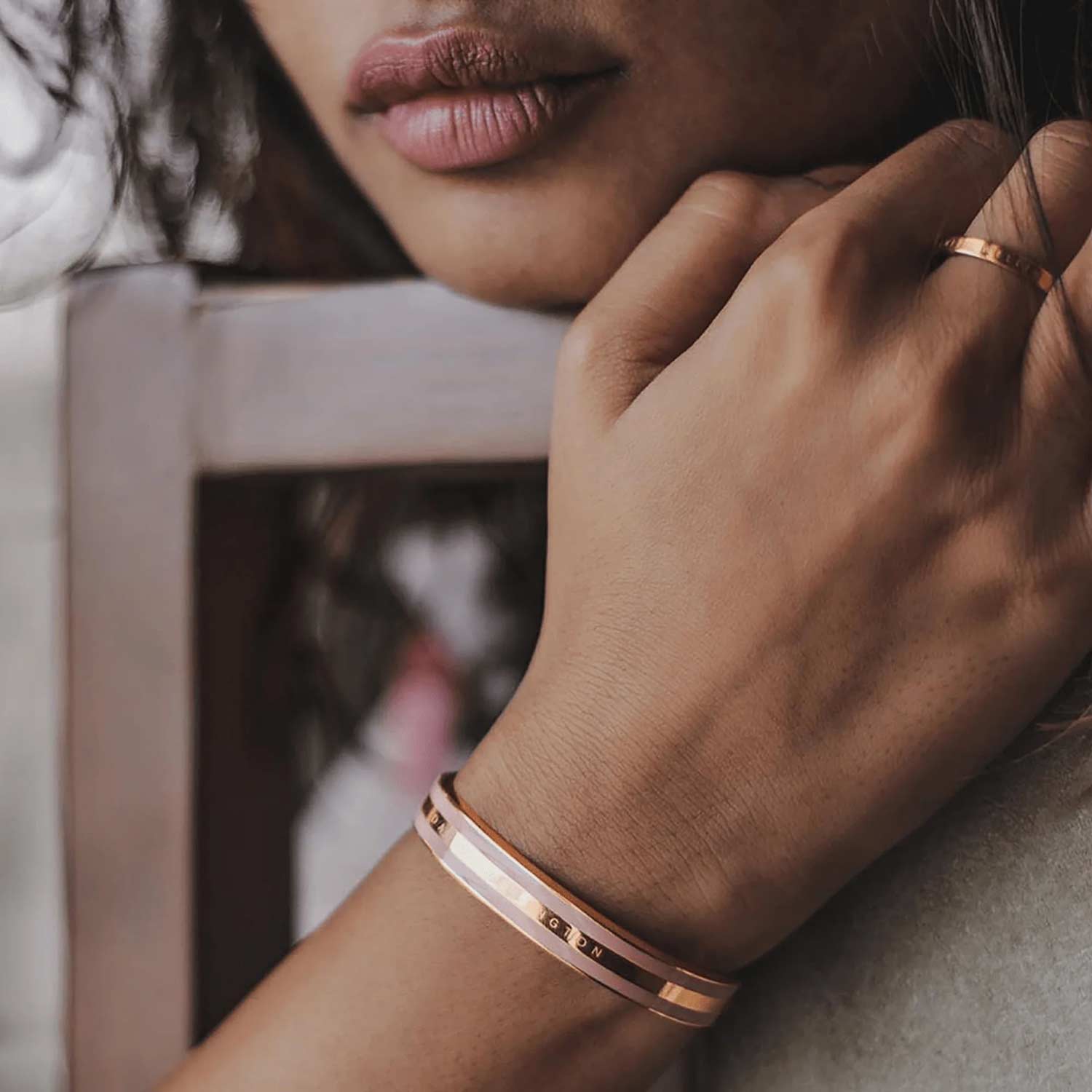 Стальной открытый браслет Daniel Wellington Classic-Bracelet-Dusty-Rose-RG-Small с эмалью