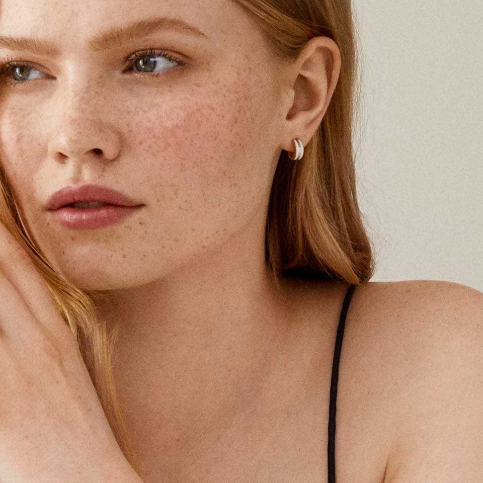 Стальные серьги полукольца Daniel Wellington Emalie-Earrings-Satin-White-RG с эмалью